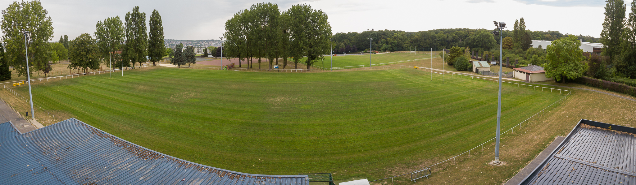 Terrain d'honneur (août 2022). Les arbres face à la tribune ont disparu à l'automne 2022 dans le cadre de la construction du nouveau bâtiment pour le club de tennis