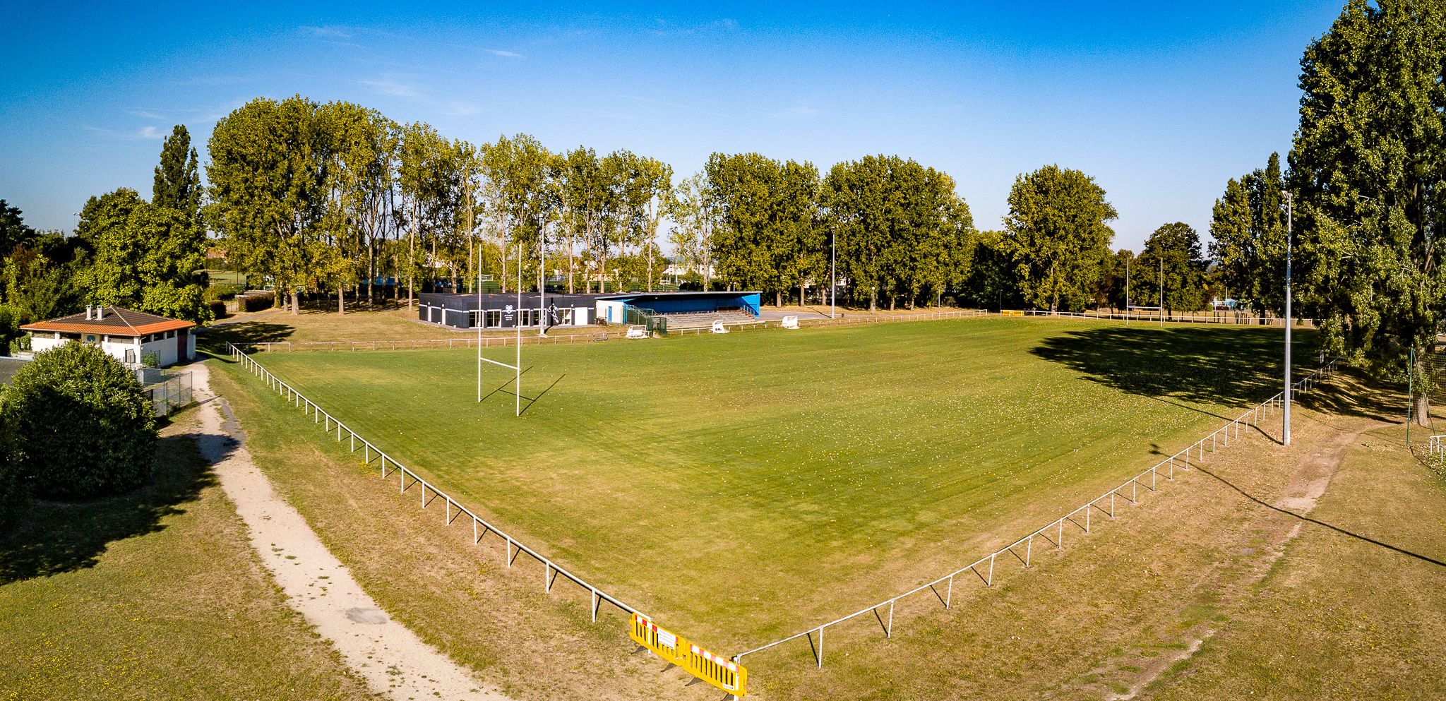 Terrain d'honneur, tribune et Club-House (août 2022)