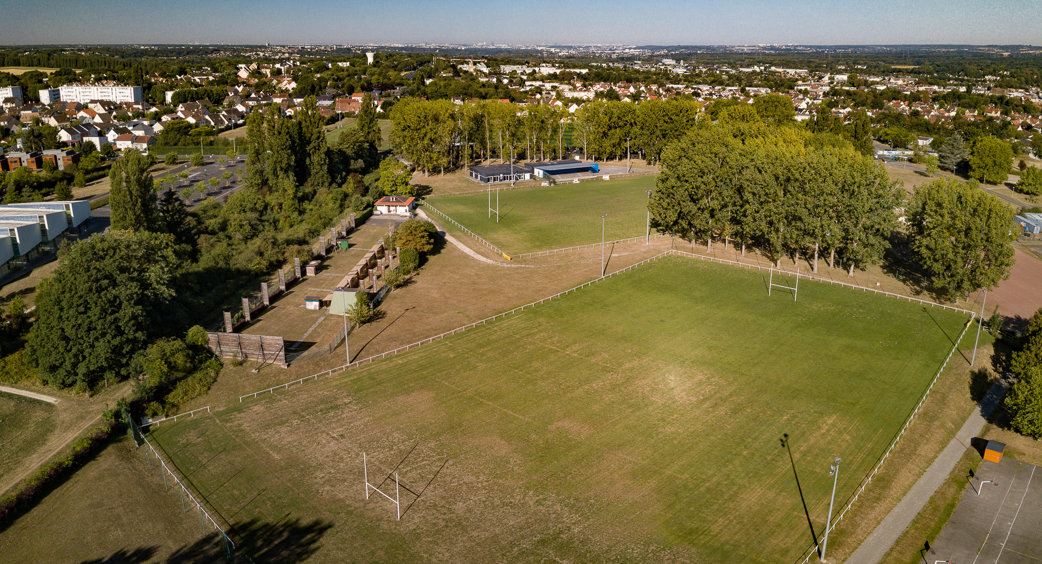 Les deux terrains, au premier plan le terrain annexe, au second le terrain d'honneur (août 2022). Les arbres au fond à droite ont disparu à l'automne 2022 dans le cadre de la construction du nouveau bâtiment pour le club de tennis