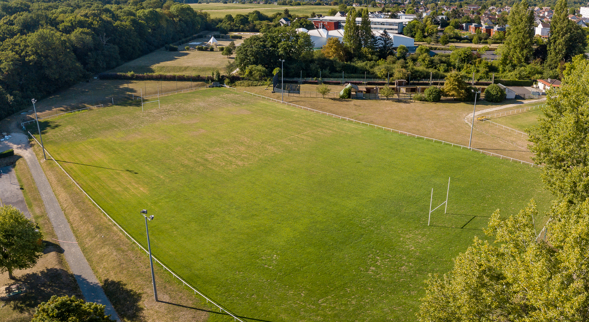 Terrain annexe (août 2022). Les arbres au premier plan ont disparu à l'automne 2022 dans le cadre de la construction du nouveau bâtiment pour le club de tennis