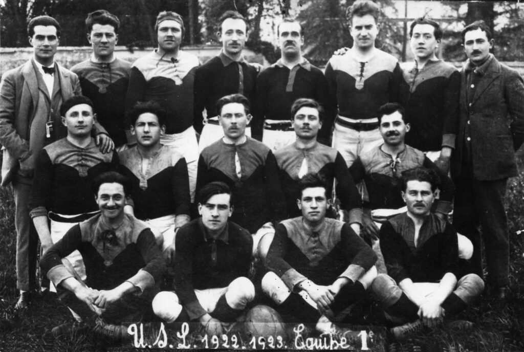 1922-23 - Equipe Première
De gauche à droite:
Debout: Robert SAURIN (1er), ...
Accroupis:...
Assis:..., ..., Georges BADON (3e), ...