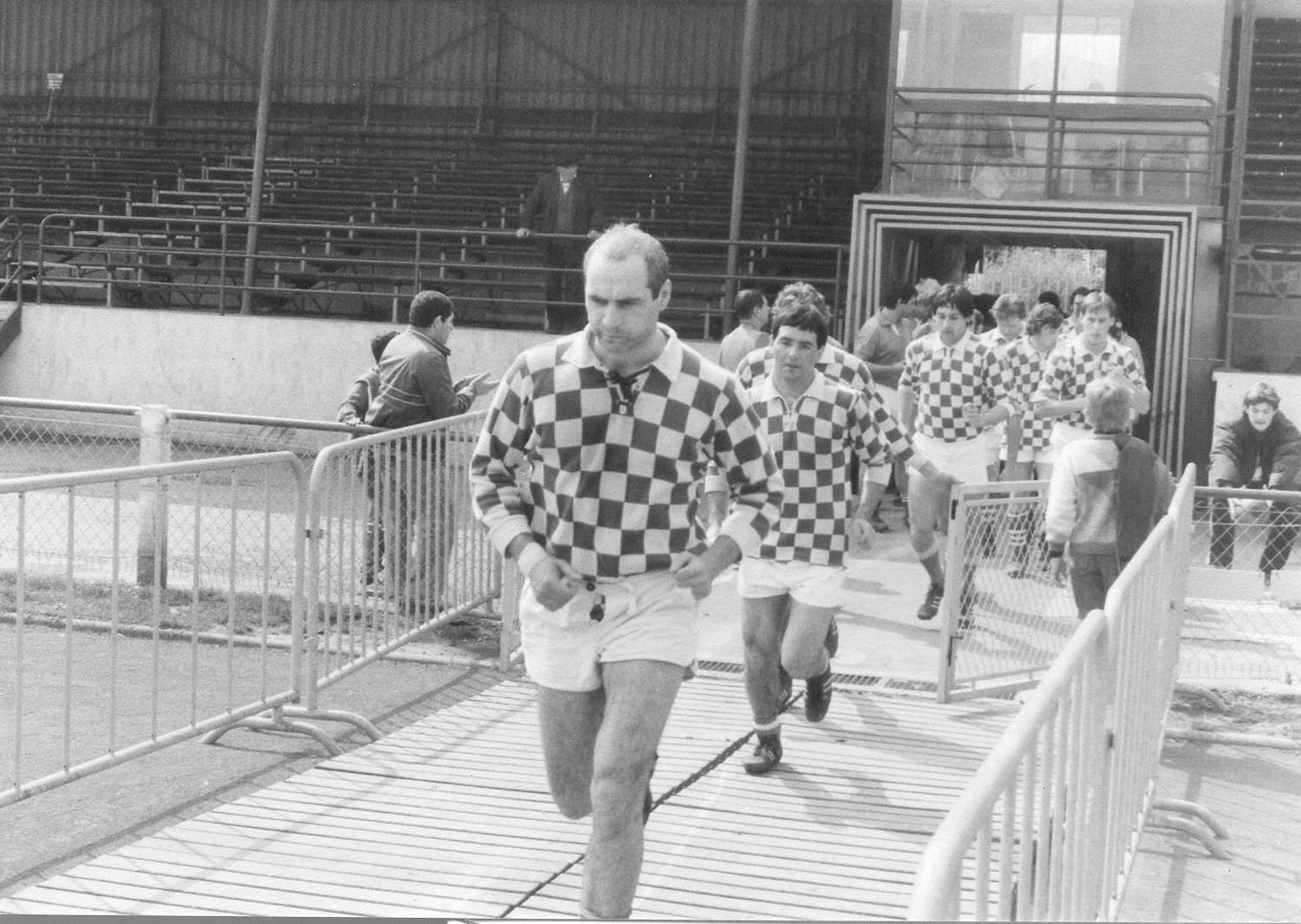 1984-85 - Senior 1 - Entrée sur le terrain 1984-85 - Senior 1 - Entrée sur le terrain