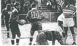 L'arbitre a déjà les yeux sur le n°9 alors que le 2ème ligne est tourné vers La Mecque. L'arbitre a déjà les yeux sur le n°9 alors que le 2ème ligne est tourné vers La Mecque.