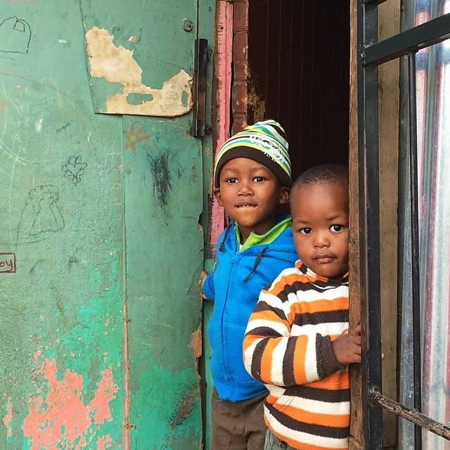Des vêtements et fournitures pour les enfants de Kayamandi