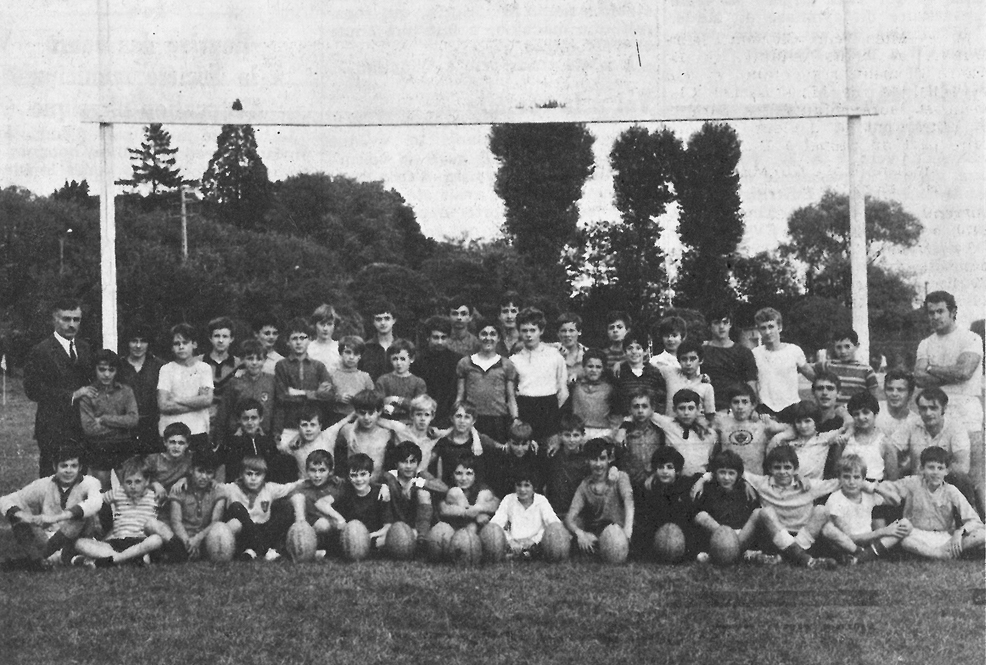 1970-71 - Ecole de Rugby
François GAILLAT (le président de la saison précédente) à gauche et Gilbert GENESTE à droite.