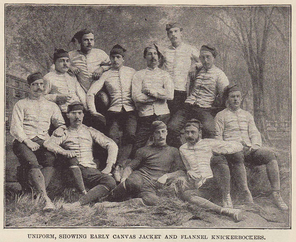 Uniforme, montrant les premières vestes en toile et les Knickerbockers en flanelle.