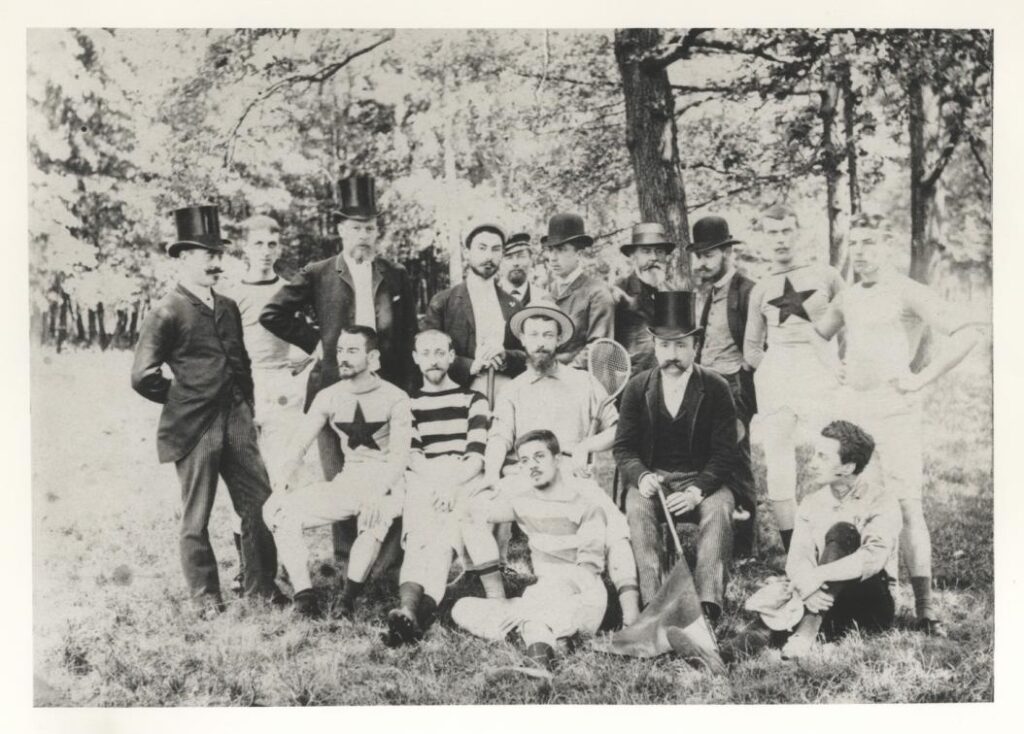 Georges de Saint-Clair au Bois de Boulogne
En costume et chapeau haut-de-forme (3e en partant de la gauche), entouré de joueurs de lawn tennis, de rugby et d’athlètes du Racing Club de France (dans les années 1890).