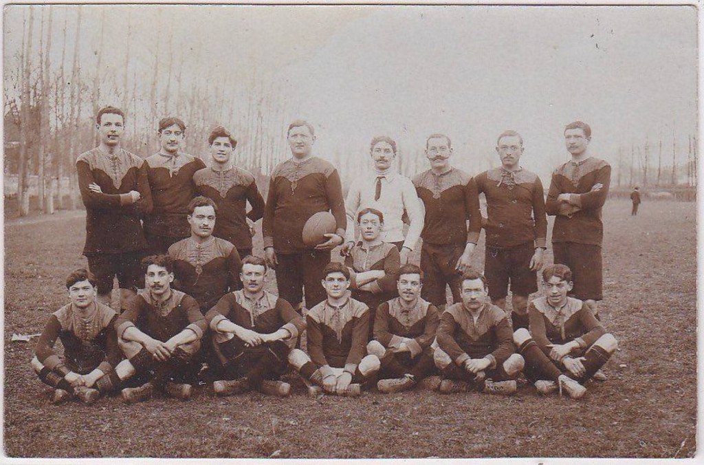 Vers 1908 - Equipe 1
La plus ancienne photo d'équipe de l'USL avec celle de l'équipe 2.
Eugène FILLON (avec le ballon).